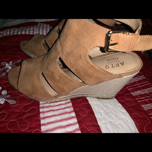 Tan wedges - Picture 2 of 3